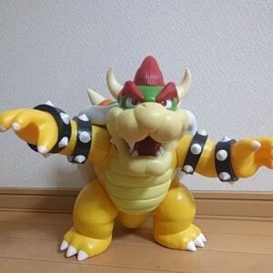 ☆フィギュアゲーム「スーパーマリオの大魔王クッパ」アミューズメント商品。高さ30cm.手を広げた幅45cm. 奥行き35cmぐらい人形グッズ