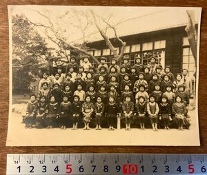 PA-7472 ■送料無料■ 女学生 集合写真 記念写真 写真 白黒写真 教師 生徒 セーラー服 着物 校舎 印刷物 昭和15年4月 レトロ/くKAら