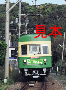 鉄道写真、645ネガデータ、145023410014、300形-304、（さよなら304号車ヘッドマーク）、江ノ島電鉄、稲村ヶ崎〜七里ヶ浜、2005.09.29