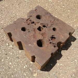 [ｍ387]蜂の巣 はちのす 58.5キロ 310ｍm×310ｍm 高さ100mm 叩き台 アンビル 作業台 金属加工 レトロ アンティーク 古道具