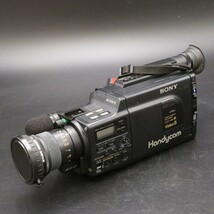 [80i1010] SONY CCD-V88 Handycam ソニーハンディカム Video8 ジャンク品 　レトロ　バッテリー NP-77　充電器　AC-V30　_画像2