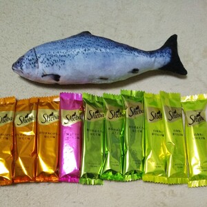 猫のおもちゃと餌のセット