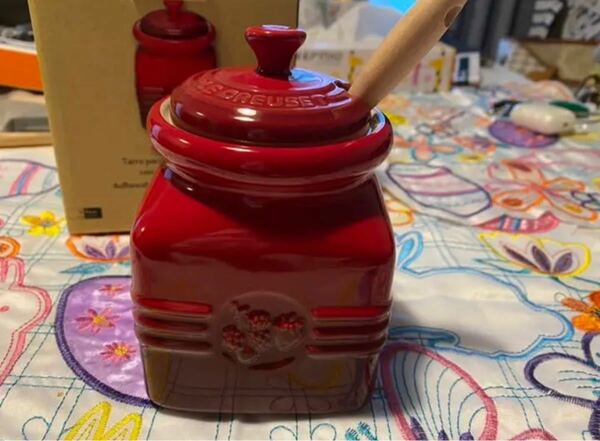 新品 ル・クルーゼ ジャム・ジャー チェリーレッド　スパチュラ付 ストーンウェア LE CREUSET ジャムジャー