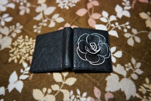 送料無料 フラワー　二つ折り財布 未使用 黒、