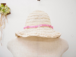 ミキハウス MIKIHOUSE 女の子 56ｃｍ ツバあり 帽子 ハット レース編み 薄い ベージュ ピンク リボン ビーズ 麦わら風