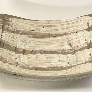 昭和ビンテージ 刷毛目角鉢 陶器製 幅26㎝ 高さ6㎝ 作家物 力強い刷毛目、手捏ねの造形が素晴らしい！ エステートセール YKTの画像1