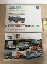 シボレー　CHEVROLET　トラック　アメリカ(英文)イラスト・写真カタログ　1961年　2点一括　ヤケ/シミ/汚れ/擦れ/切れ/折れ/他難あり_画像1