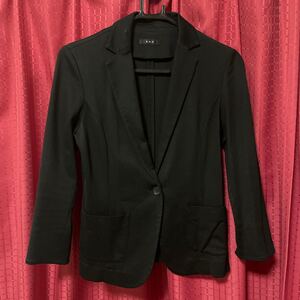 夏の黒スーツジャケット