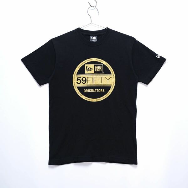 【送料無料】NEW ERA(ニューエラ)/バイザーステッカーロゴ Tシャツ/半袖/ブラック×ゴールド/Sサイズ