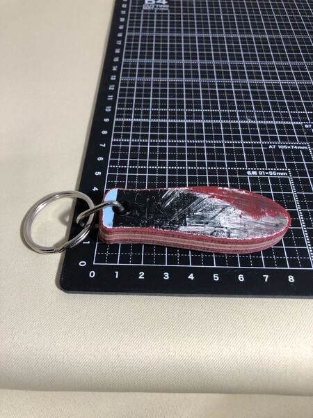スケートボードをリサイクルして制作されたキーホルダー ボード直径約8cm