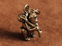 真鍮 猿 キーホルダー（木の実）モンキー さる サル 申年 キーチェーン ゴールド 二重リング ブラス アニマル グッズ ブラス ゴールド_画像2