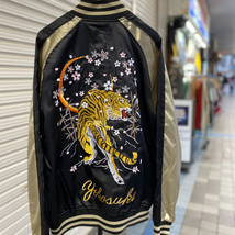  スカジャン 【L】 Yokosuka刺繍入り 横須賀発祥 SUKAJAN サテン地 刺繍 虎 tiger 桜 内ポケットあり 黒 新品 / 未使用 _画像1