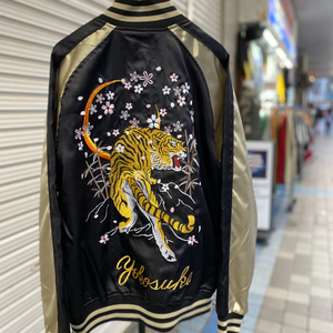  スカジャン 【L】 Yokosuka刺繍入り 横須賀発祥 SUKAJAN サテン地 刺繍 虎 tiger 桜 内ポケットあり 黒 新品 / 未使用 