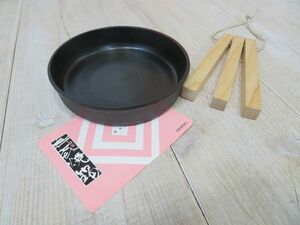 [ unused / superior article ][.. made in Japan saucepan for sukiyaki φ18cm][ hinoki made dishmat ] 2 point set for searching = camp / iron plate / yakiniku /BBQ/ cast iron /. selection iron /C0327