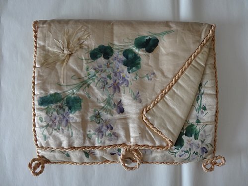 Grace アンティーク フランス 1900年頃 シルクに紫色の花を手描き(ハンドペイント)した ハンカチケース (ドールとのディスプレイにも)