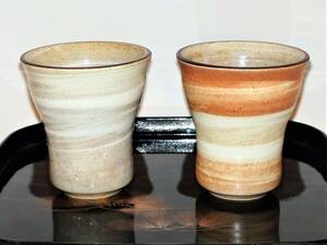 （陶器）陶製ペアカップ たち吉　白い化粧土を刷毛で手巻きした陶器 使う程に陶器特有の暖か味ある風合いが増します 高さ10㎝ 呑口直径9㎝