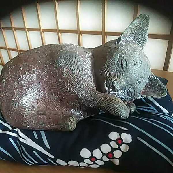 陶器製　手作り子猫　ねこ　うたた寝ネコ　キャット　　サイズ21.5cm×8cm×10cm　動物置物　ねむりねこ