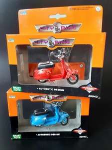 古い ベスパ モデル 1/20 ダイキャスト＆プラスチック 未開封 2色 / 2台set！☆ DIE-CAST METAL ＆ PLASTIC VESPA MODEL 旧車 スクーター　