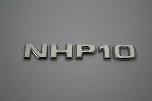 取り付け例あり　ベンツ風 トヨタアクア型式エンブレム NHP10　アルファーベット
