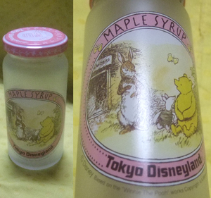 うさぎ＆くま柄の瓶(直径:5cm x 高さ:11cm、Tokyo Disneyland)。