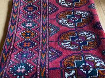 絨毯のある素敵な暮らしは如何ですか？絶対素敵！艶々赤い手織りトゥルクメニスタンのクッションカバー当店のみの素晴らしいお品で模様替２_画像4