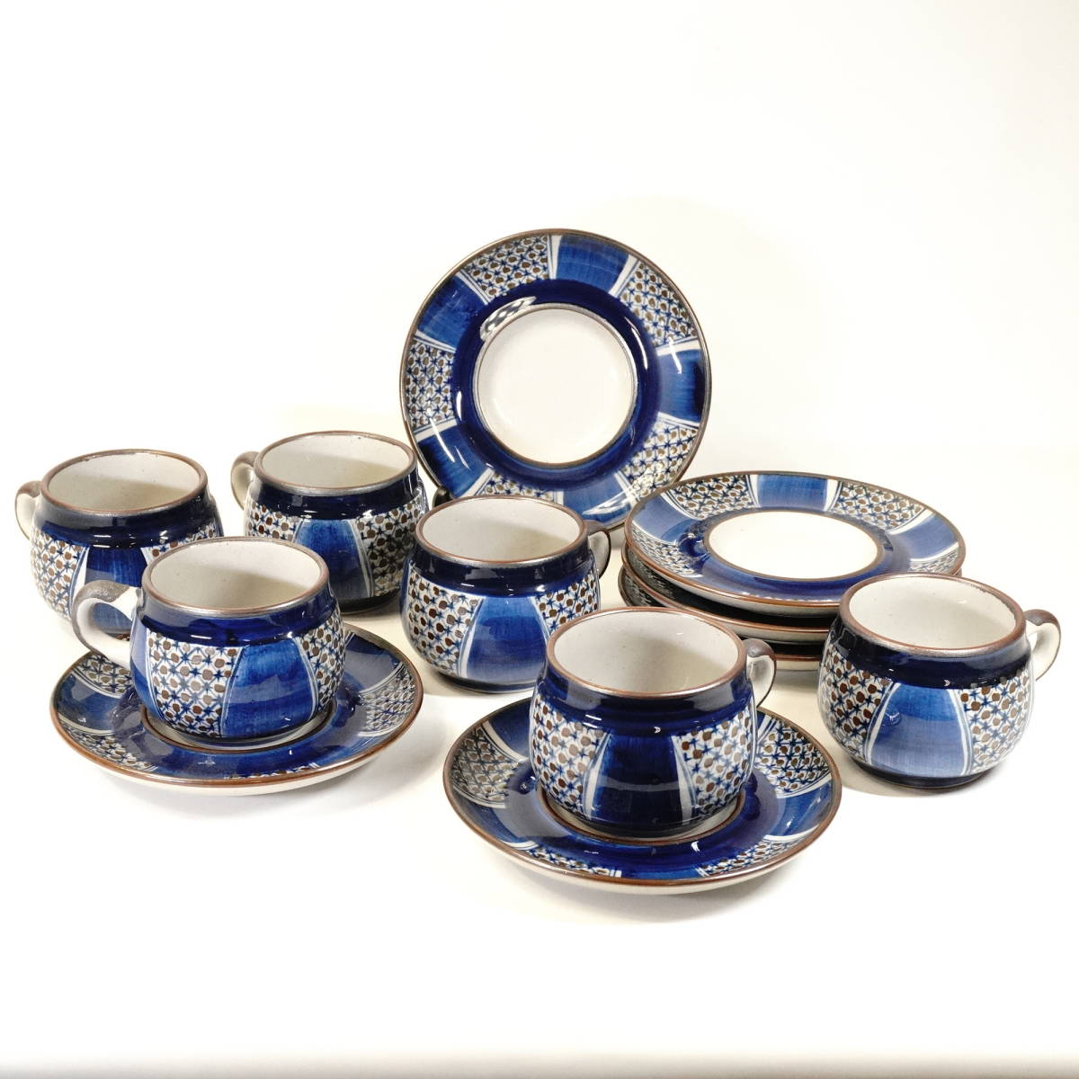 Noritake Noritake Antik-Steintasse und Untertasse, 6er-Set, handbemalt, auf blauer Basis bemalt, Ein stilvolles Meisterwerk mit warmer Textur OSO, Teeutensilien, Tasse und Untertasse, Kaffee, Sowohl für Tee als auch für Tee
