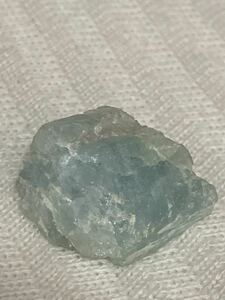 天然石　アクアマリン原石　重量約　7.5㌘　縦約　2㌢　横約　1.9㌢　高さ約　1.3㌢　R28