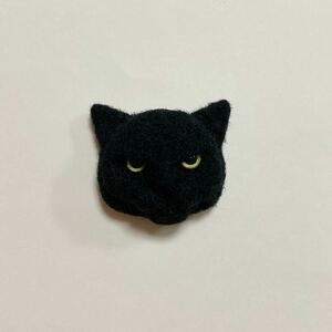 羊毛フェルト 猫ブローチ マグネットブローチ 黒猫　中サイズ