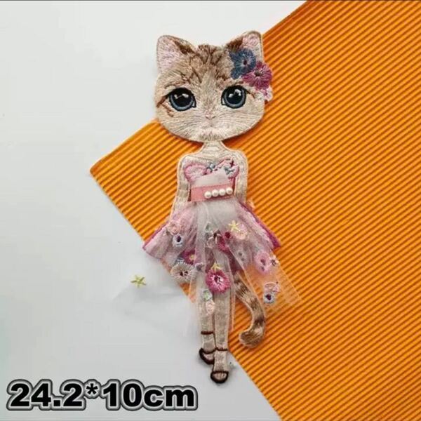 ワッペン　猫　ドレスを着た猫　ピンク　ドレス　動物　レース　ピンク　かわいい