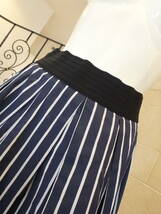 美品 プティメゾン(Petit maison) 日本製　紺×白　　ストライプ柄　スカート 9　M相当_画像2