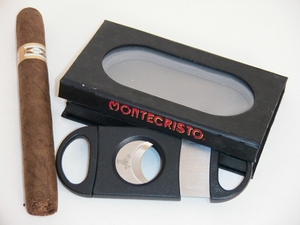  monte Chris to leaf volume giro chin type cigar cutter MONTECRISTO