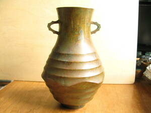 高岡銅器　銅製　真鍮製？壺　花瓶　勝峰作　高さ約２３センチ　重さ約９９０グラム　緑青あり (s116)