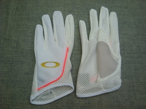 新品OAKLEY(オークリー)RUN GLOVE 3.0 WHITE 100 Mサイズ（両親指部分、圧着の接着剤の黄ばみ有）