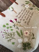 フランス語とお花の手刺繍＊ふっくらまあるいバッグ＊持ち手本革＊ハンドメイド_画像1