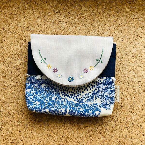 【Lisu Lisu】お花刺繍のふたつきポーチ