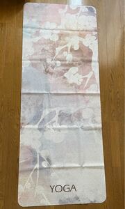 購入したものの引っ越しのため、出品します。【厚さ】1.5mm【長さ】184cm【横】68cm。ヨガマットケース付き。