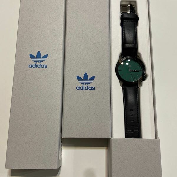 送料無料　未使用　adidas アディダス 腕時計 メンズウォッチ　革ベルト グリーン文字盤 アディダス時計