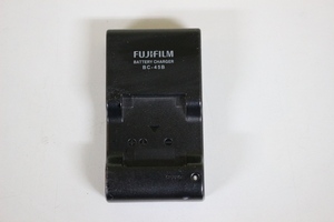 中古品 FUJIFILM BC-45B 純正充電器 チャージャー 在庫限定