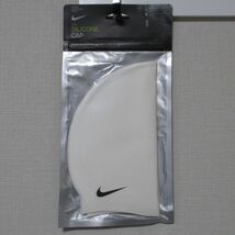 ■新品 即決■ ナイキ NIKE スウッシュ ロゴ シリコンキャップ 白 スイムキャップ 水泳 プール 水泳帽子 ジム スイミングキャップ _画像2