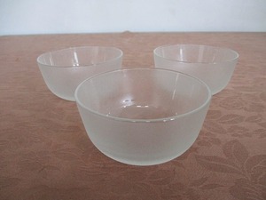 ☆ガラスの小鉢 3個 少々汚れ・細かいキズあり 径10.5㎝ 高さ５㎝ tm2203-3-9☆
