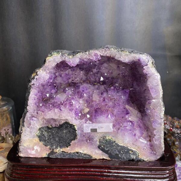極希少 八面体結晶 虹色アメジストクラスター 立派なドーム 針鉄鉱共生 球形水晶の山形(金山)を含む♪金運pupu!