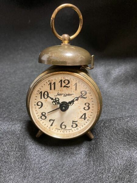 とっても可愛らしいアンティーク目覚まし時計 ドイツJerger社製の目覚まし時計 もちろん稼働品です。ベル打ち式です。