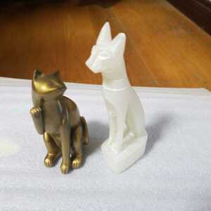 陶器製の猫の置物と石膏の猫の置物各1体です。