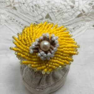 ハンドメイド　ビーズ刺繍　ポニーフック黄色のお花