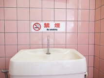 禁煙 シール ステッカー 防水 再剥離仕様 横 特大サイズ １枚セット タバコ トイレ 禁煙室 受動喫煙防止 大きいサイズ_画像3