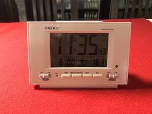 ◆SEIKO 目覚まし時計 デジタル クロック 表示 自動点灯 カレンダー 電波 温度 SQ778W(ホワイト）
