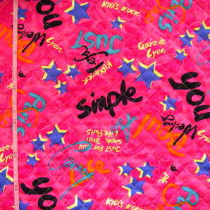 ★キルティング♪英字ポップ・プリント(ピンク)♪110×30★【NE0143-B】