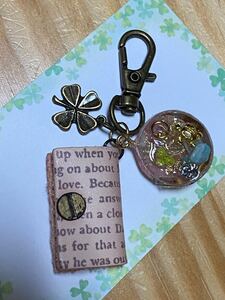ハンドメイド レジンと革のキーホルダー