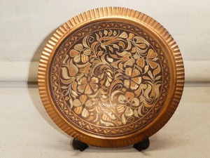 ●彫金 飾り皿 銅製 足付き皿 インテリア 花柄 時代物 小物入れ アクセサリー入れ オブジェ 置物●