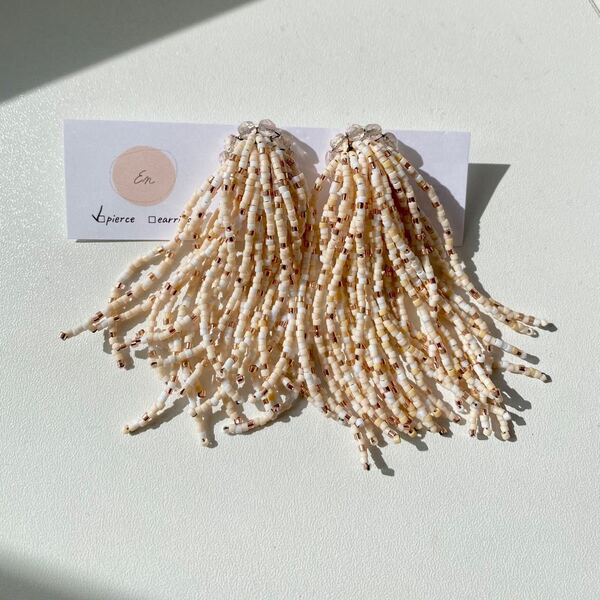 Fringe pierce（white beige）フリンジピアス　個性的　アクセサリー